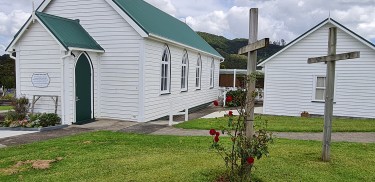kaurihohore church outside